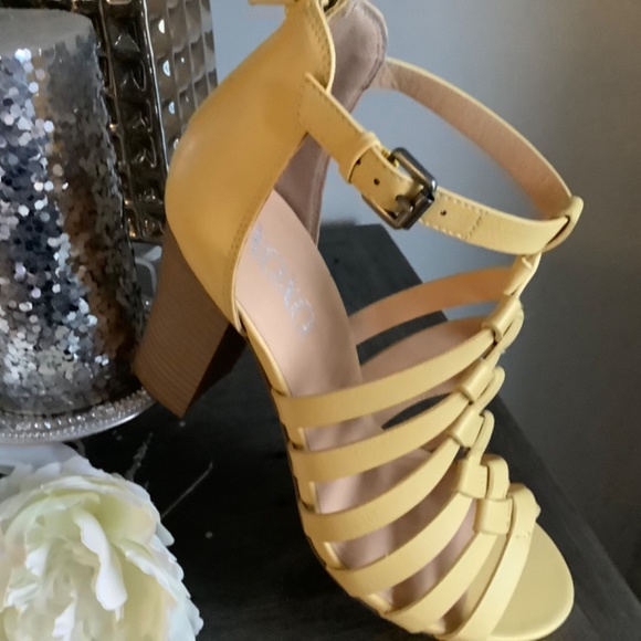 XOXO Sandals - Picture 4 of 4